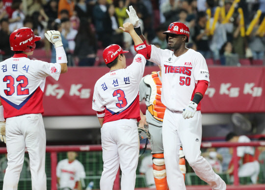 연타석 홈런 버나디나  7일 오후 광주-KIA 챔피언스필드에서 열린 프로야구 한화 이글스와 KIA 타이거즈 경기 6회 말 2사 1, 2루 상황에서 KIA 버나디나가 3점 홈런을 치고 홈인해 하이파이브 하고 있다.